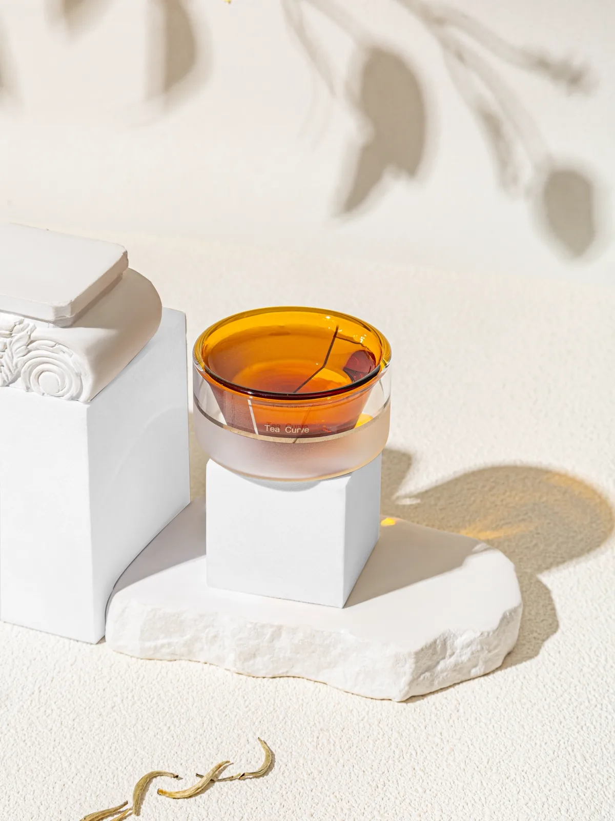 玻璃杯与石膏罗马柱